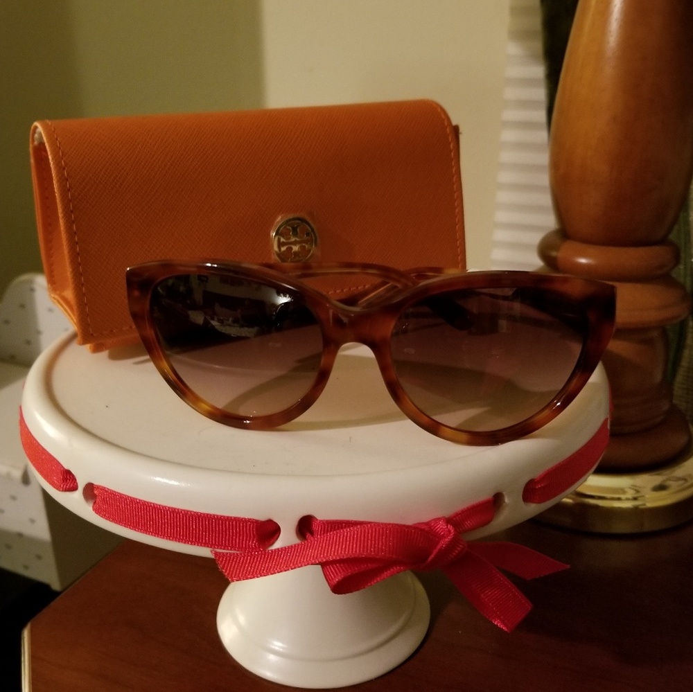 Tory burch sun glasses with case
